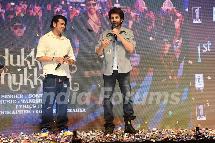 Sonu Nigam and Kartik Aaryan snapped at the song launch of ‘Hukkush Phukkush’ from Bhool Bhulaiyaa 3