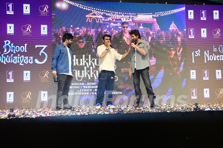 Sonu Nigam and Kartik Aaryan snapped at the song launch of ‘Hukkush Phukkush’ from Bhool Bhulaiyaa 3