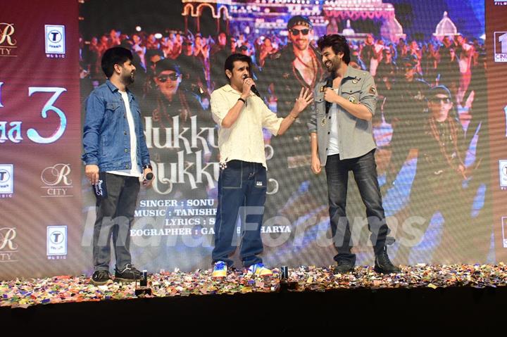 Sonu Nigam and Kartik Aaryan snapped at the song launch of ‘Hukkush Phukkush’ from Bhool Bhulaiyaa 3