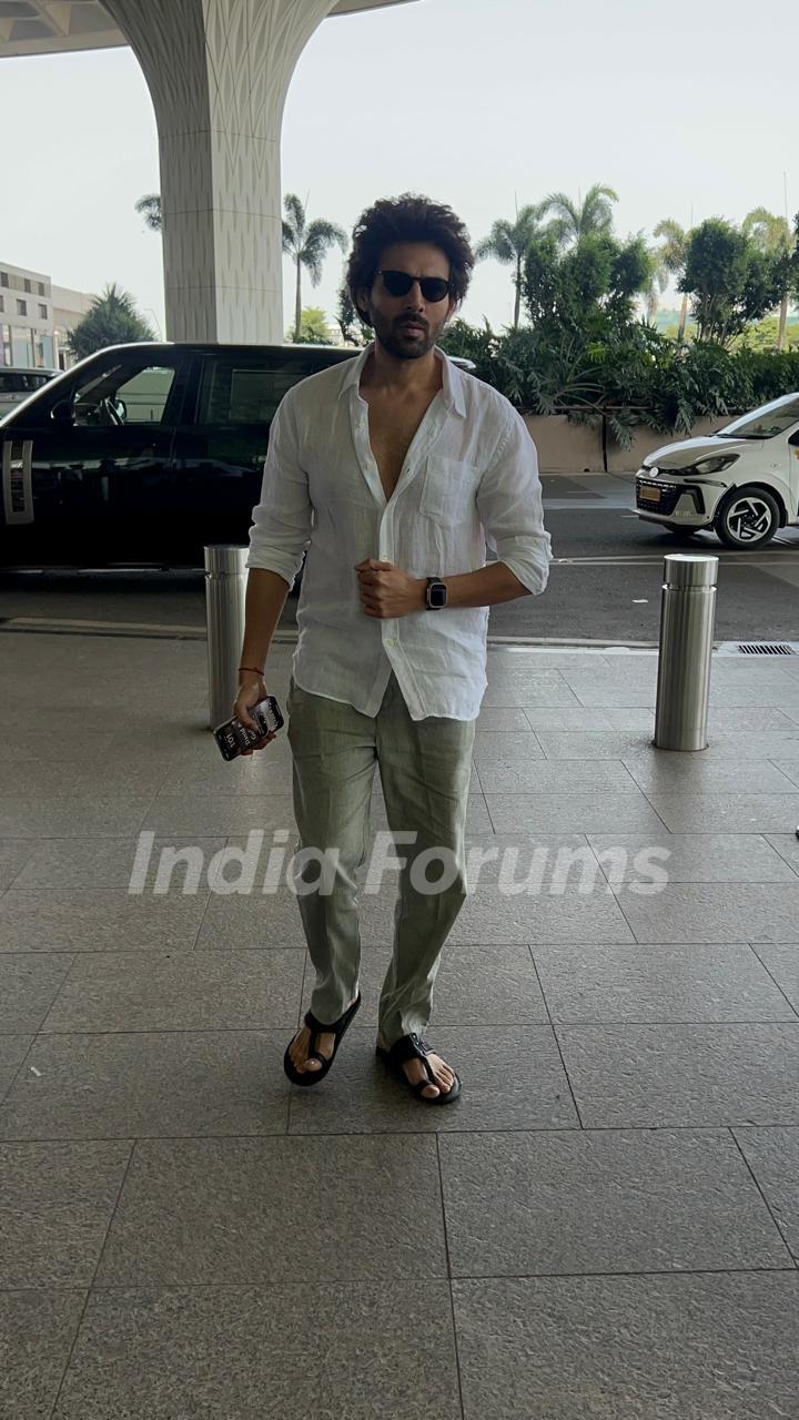 Kartik Aaryan snapped at the airport