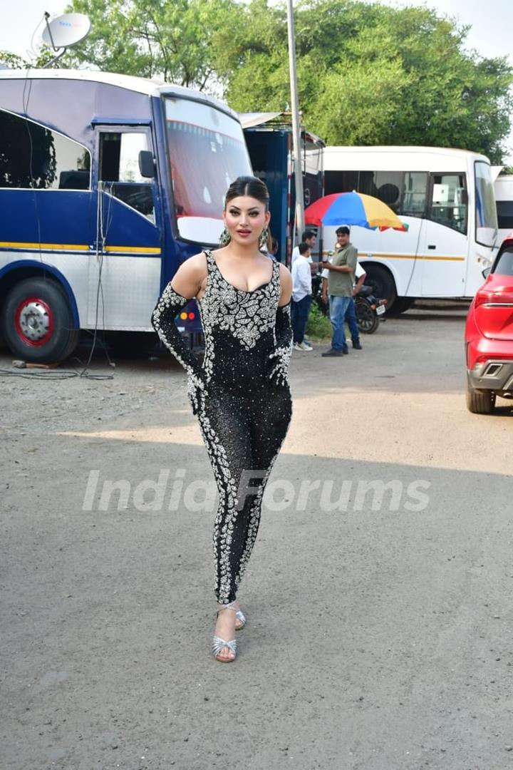 Urvashi Rautela snapped on the sets of 'India's best dancer' grand finale