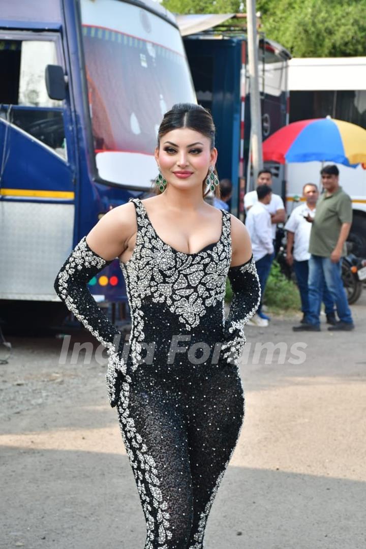 Urvashi Rautela snapped on the sets of 'India's best dancer' grand finale