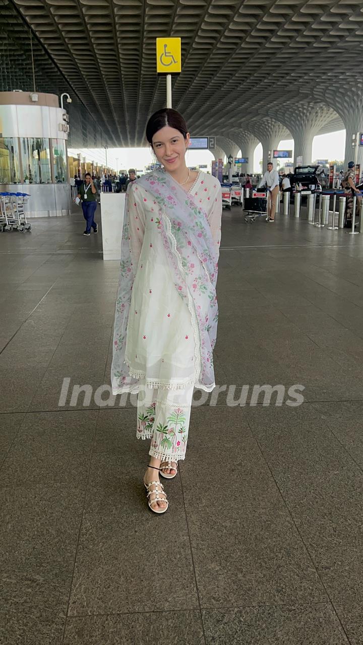 Shanaya Kapoor snapped at the airport