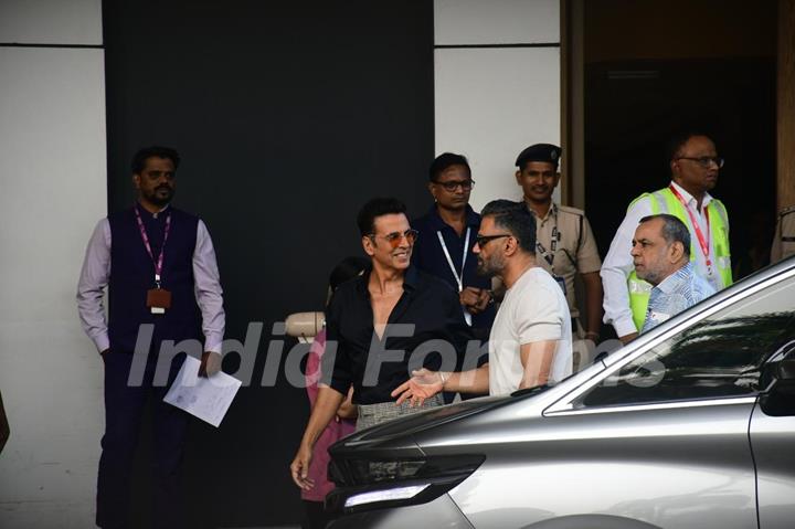 Akshay Kumar and Suniel Shetty snapped at Kalina airport