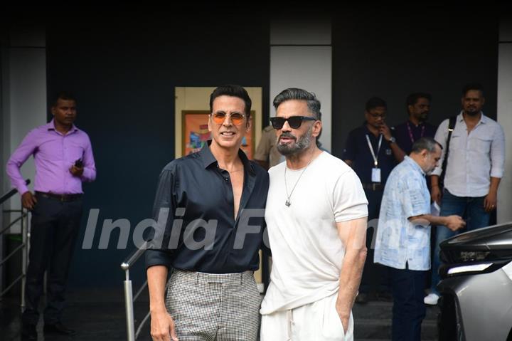 Akshay Kumar and Suniel Shetty snapped at Kalina airport