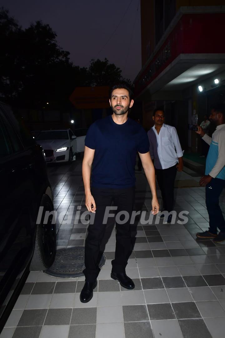 Kartik Aaryan snapped in the city