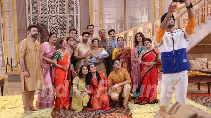 Romiit Raaj, Shruti Ulfat, Anita Raaj, Rohit Purohit, Samridhii Shukla, Garvita Sadhwani and Rishabh Jaiswal BTS Photos of Abhira and Armaan’s selfless proposal to co-parent