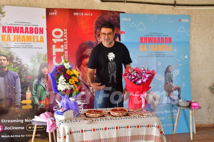 Harman Baweja celebrates birthday with Paparazzis