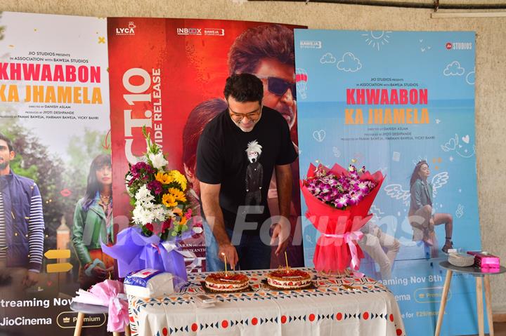 Harman Baweja celebrates birthday with Paparazzis