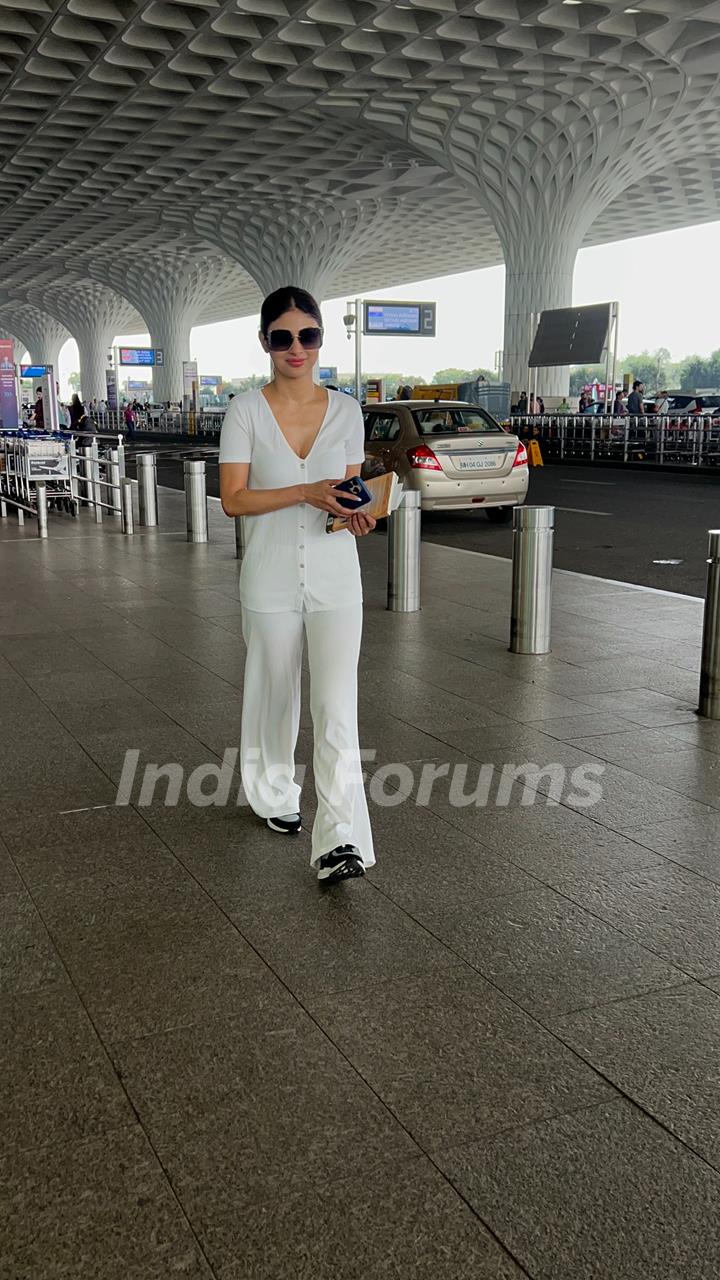 Mouni Roy snapped at the Mumbai airport 