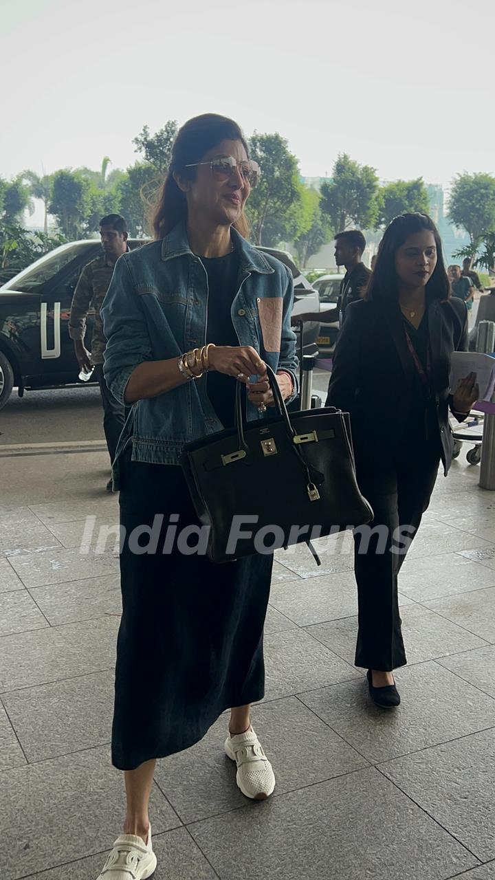 Shilpa Shetty snapped at the Mumbai airport 