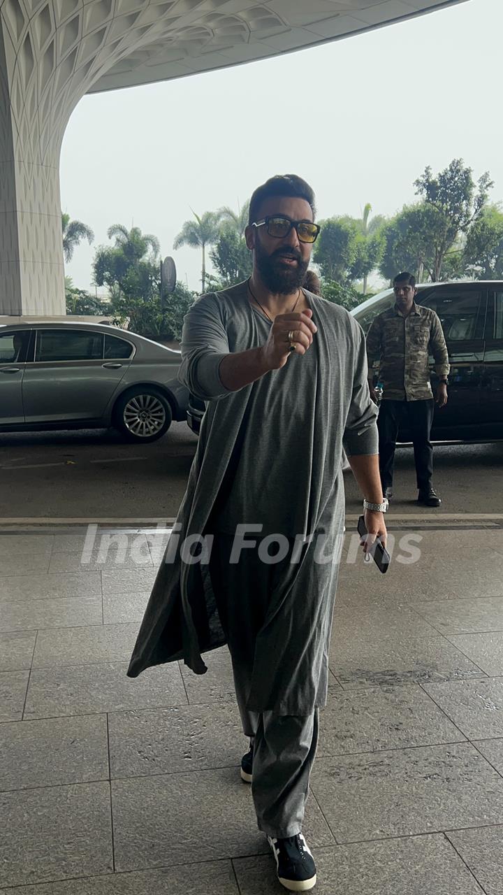 Raj Kundra snapped at the Mumbai airport 