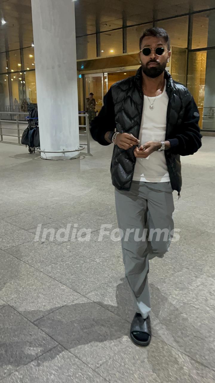 Hardik Pandya snapped at the airport