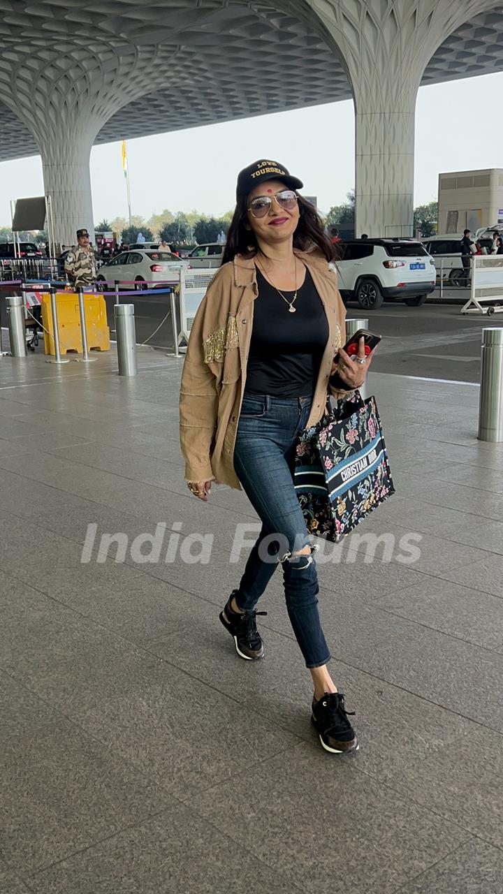 Madhoo snapped at the airport