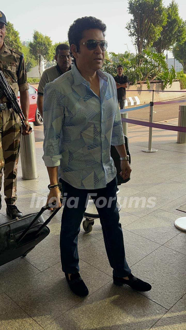 Sachin Tendulkar snapped at the airport