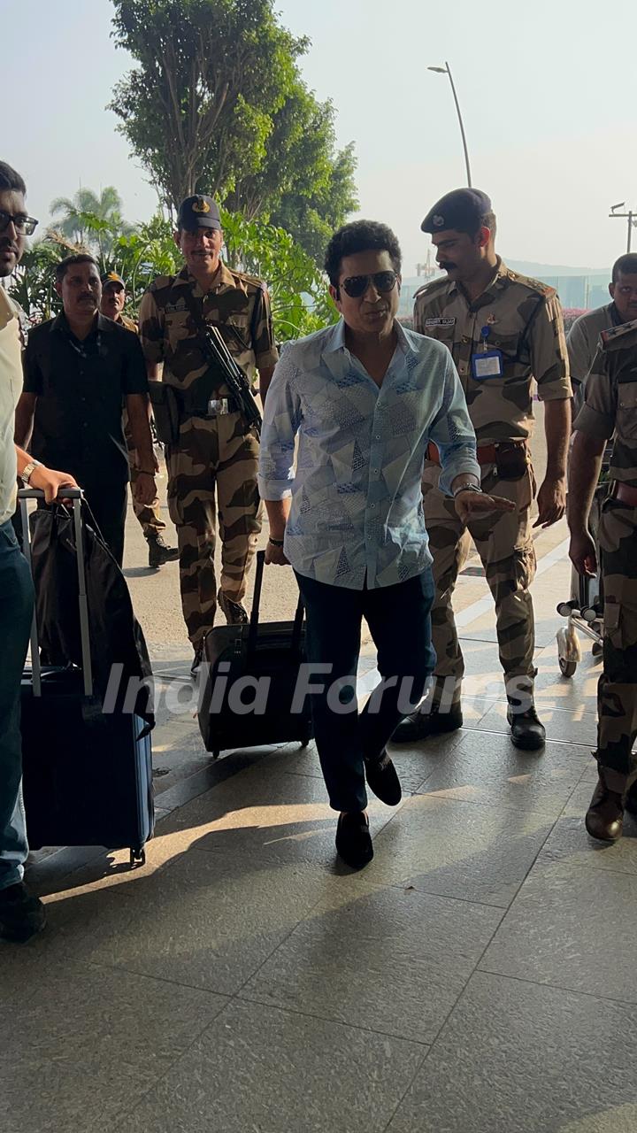 Sachin Tendulkar snapped at the airport