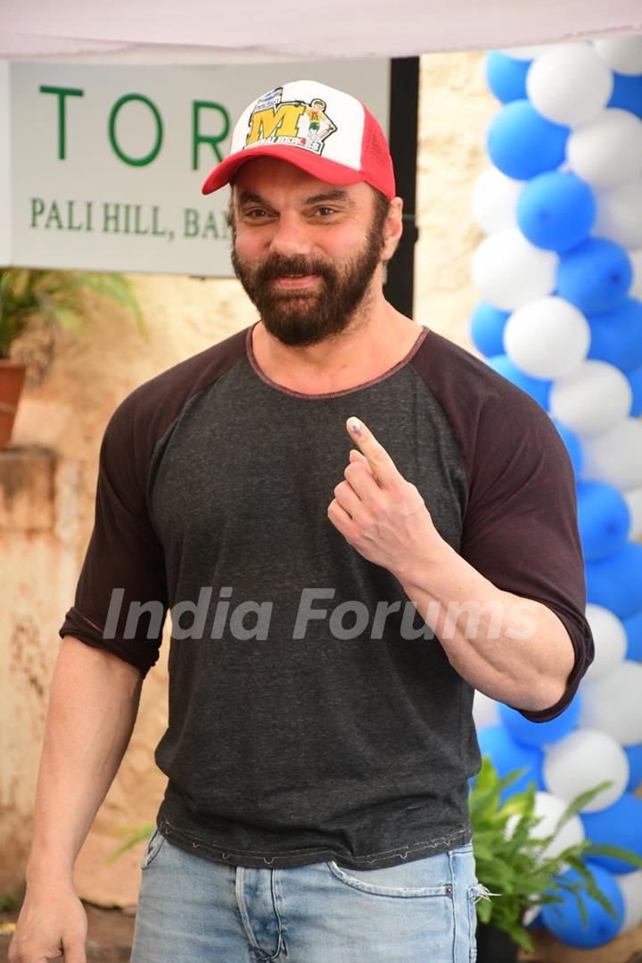 Sohail Khan cast their votes in Mumbai