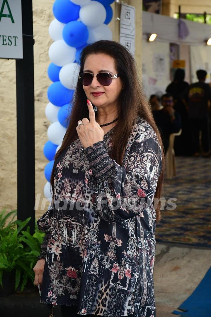 Poonam Dhillon cast their votes in Mumbai