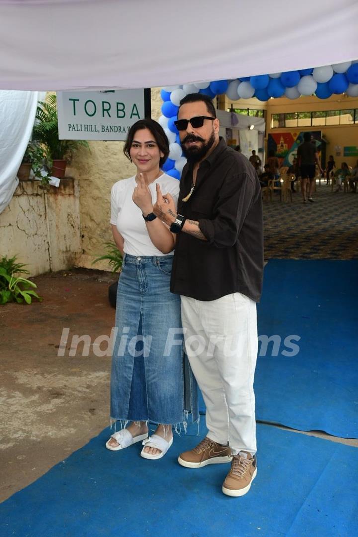 Bunty Walia cast their votes in Mumbai