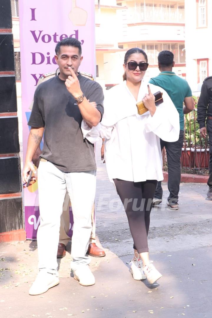 Amrita Arora cast their votes in Mumbai