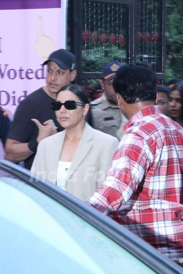 Gauri Khan cast their votes in Mumbai