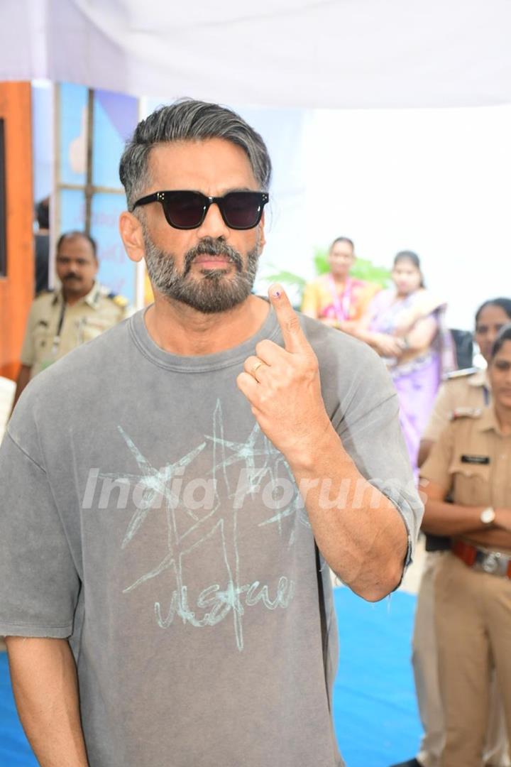 Suniel Shetty cast their votes in Mumbai