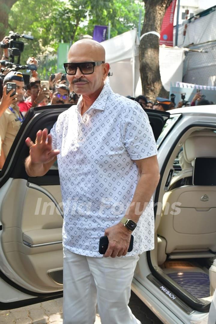 Rakesh Roshan cast their votes in Mumbai