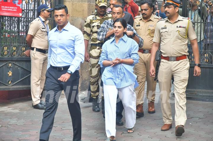 Isha Ambani cast their votes in Mumbai