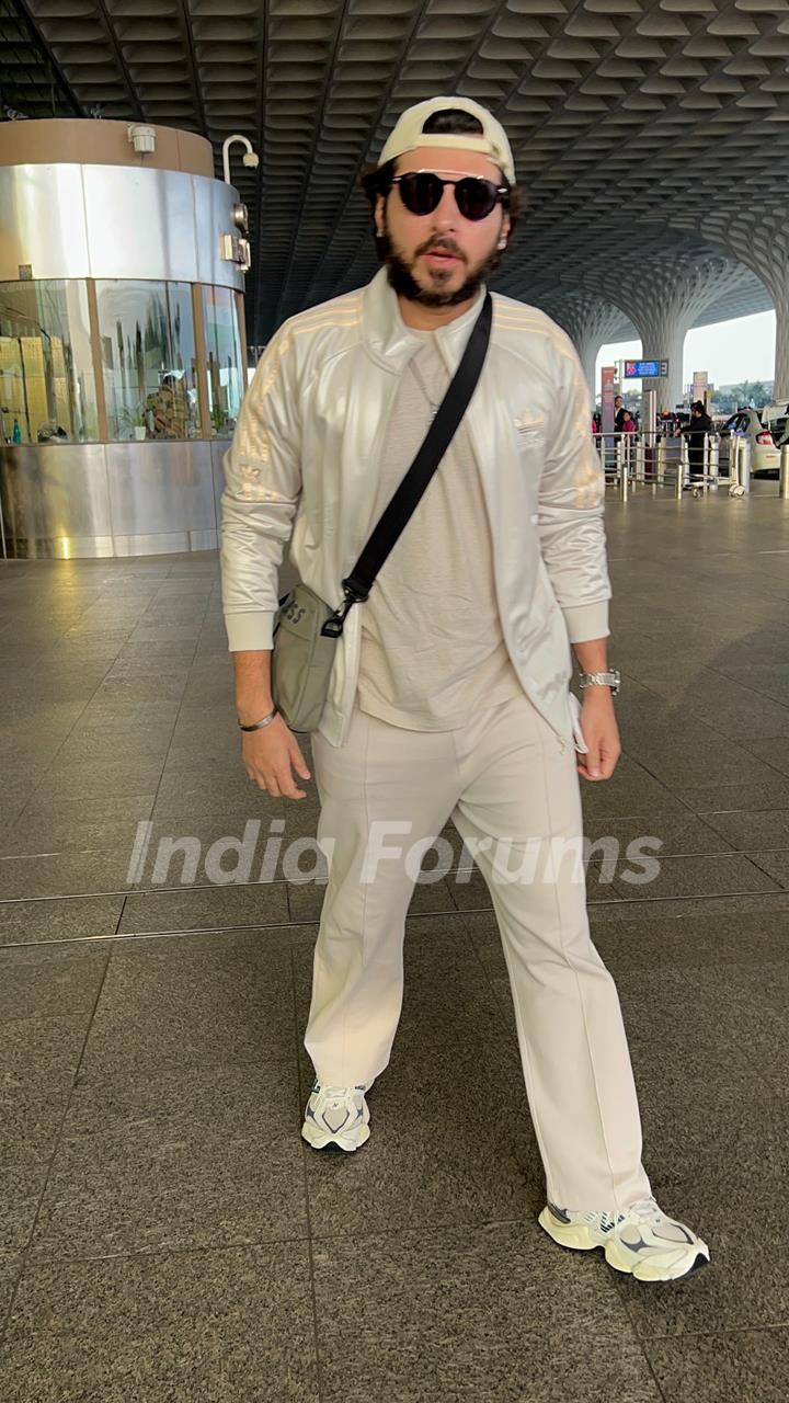 Divyendu Sharma snapped at the airport