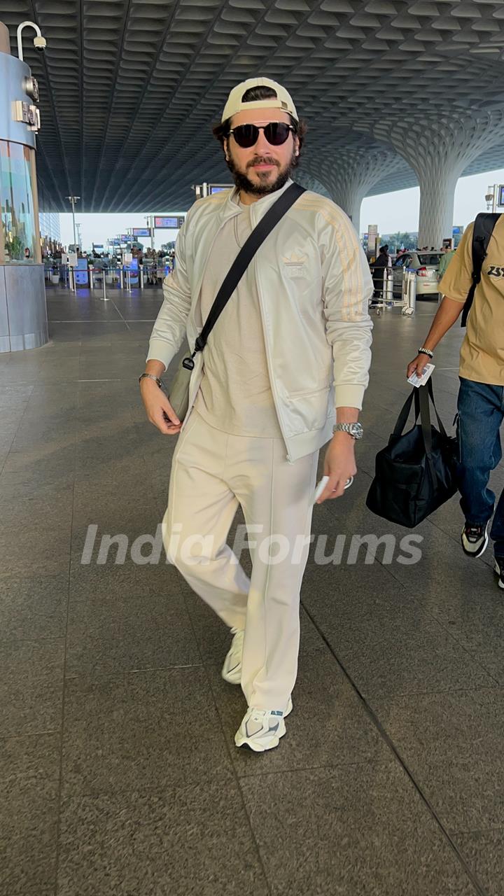 Divyendu Sharma snapped at the airport