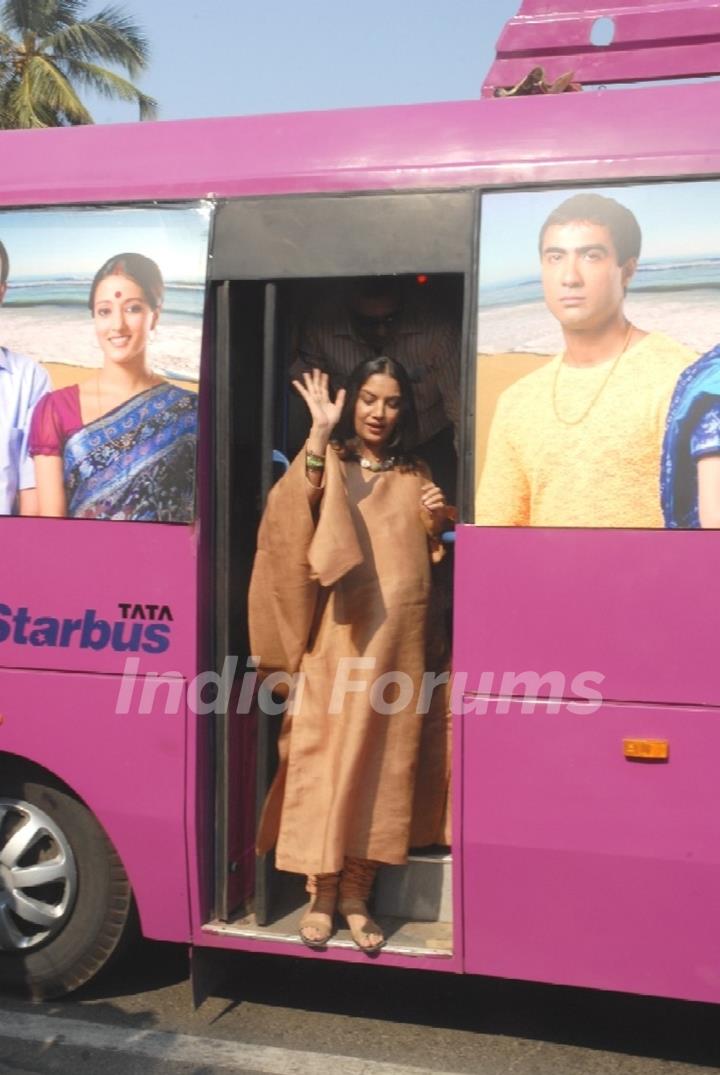 Shabana Azmi waving out of Tata Starbus at the Honeymoon Travels event