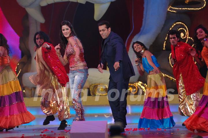 Katrina and Salmaan performing at Zee Cine Awards 2007, Genting Highlands Resort, Malaysia