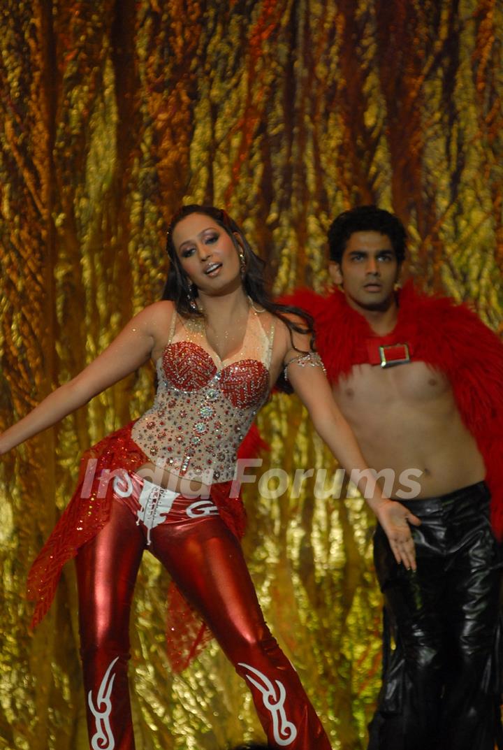 Kashmera Shah performing at Zee Cine Awards 2007, Genting Highlands Resort, Malaysia