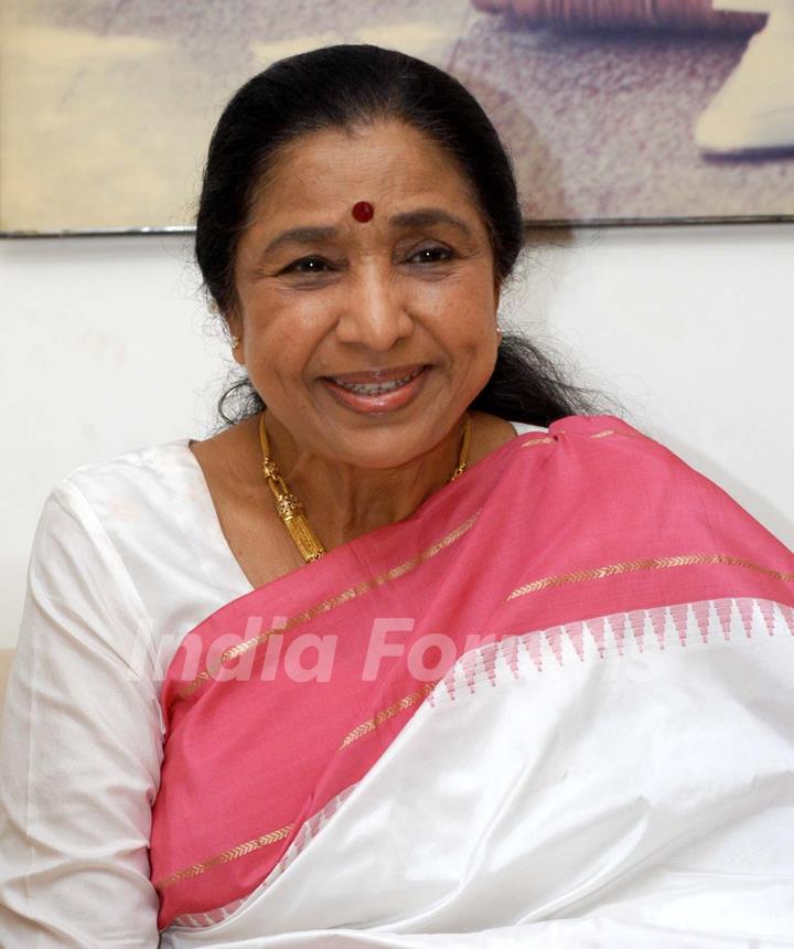 Noted bollywood singer Asha Bhosle at a press conference in Mumbai on friday, april 06 to announce a music concert to held in Pune Asha will perform in Pune after 15 years in a concert ''Aapli Asha Bhosle'' on april 15