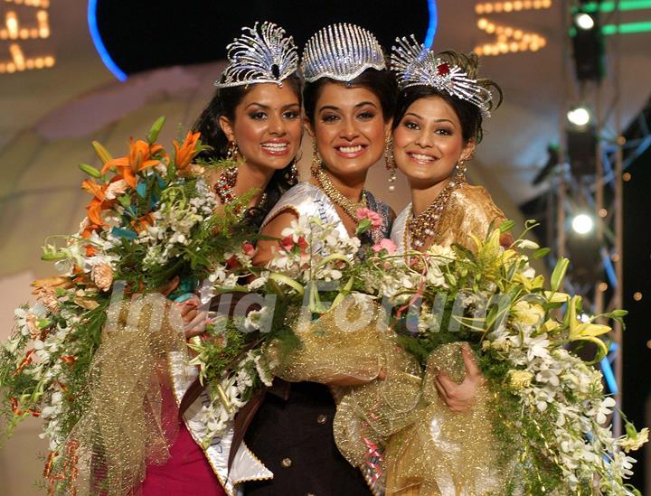 Pantaloons Femina Miss India World 2007 Sarah Gane Dias (centre) alongwith Pantaloons Femina Miss India Universe 2007 Puja Gupta (right) and Pantaloons Femina Miss India Earth 2007 Pooja Chitgopekar (left) after the press conference in Mumbai on