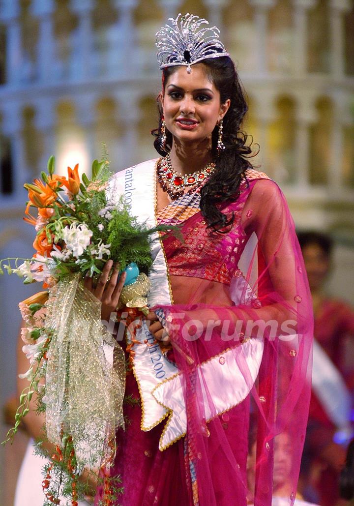 Pantaloons Femina Miss India Earth 2007 Pooja Chitgopekar after the press conference in Mumbai on Monday