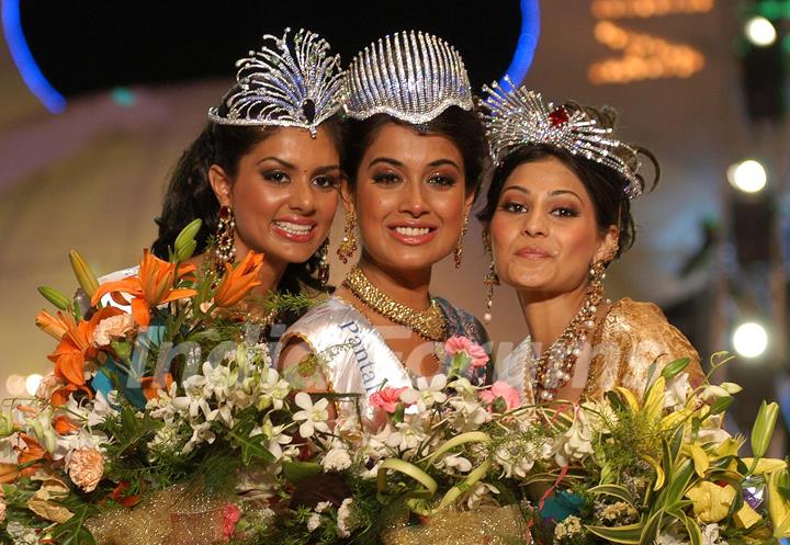 Pantaloons Femina Miss India World 2007 Sarah Gane Dias (centre) alongwith Pantaloons Femina Miss India Universe 2007 Puja Gupta (right) and Pantaloons Femina Miss India Earth 2007 Pooja Chitgopekar (left) after the press conference in Mumbai on