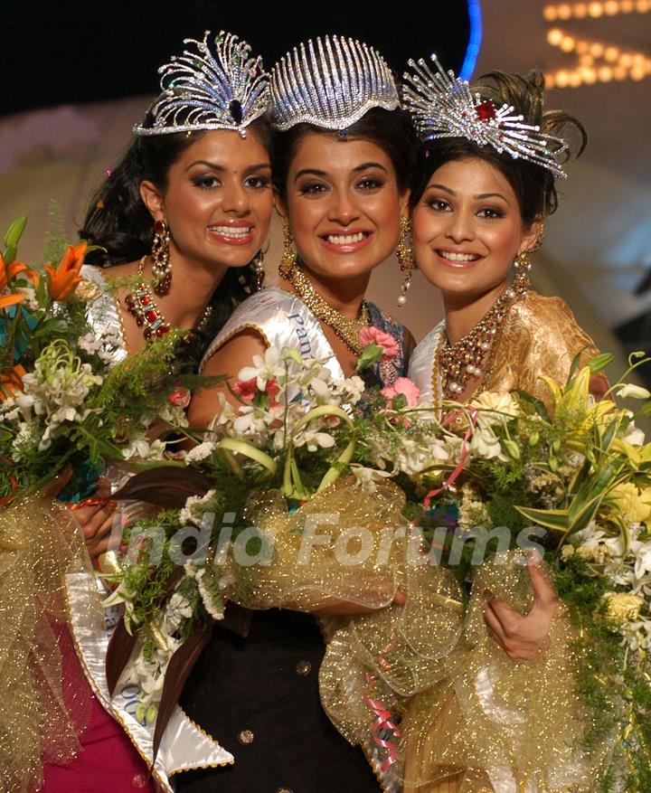 Pantaloons Femina Miss India World 2007 Sarah Gane Dias (centre) alongwith Pantaloons Femina Miss India Universe 2007 Puja Gupta (right) and Pantaloons Femina Miss India Earth 2007 Pooja Chitgopekar (left) after the press conference in Mumbai on