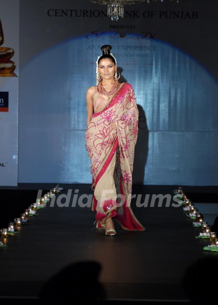 Models show Shobhaa De sarees for Samsaara