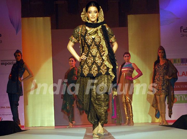 Glam siblings Riya Sen walking the ramp at COKUSS Kolkata Fashion File show on Tuesday Evening 4th Aug 09