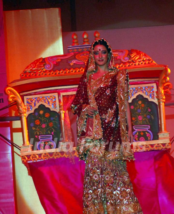 Glam siblings Raima Sen walking the ramp at COKUSS Kolkata Fashion File show on Tuesday Evening 4th Aug 09