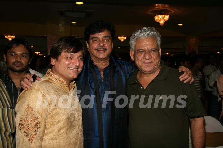 Om Puri and Shatrughan Sinha at the &quot;Success Bash of Chanakya&quot;