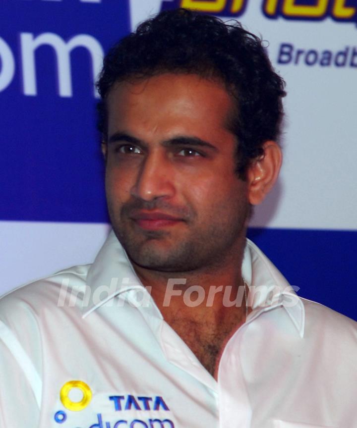 Tata Indicom Brand Ambassador Irfan Pathan showcases Photon - Mobile broadband services in Kolkata on Monday 17th Aug 09