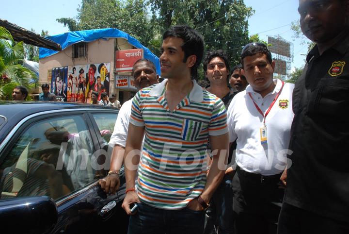 Tusshar Kapoor to promote her film &quot;Life Partner&quot; at Galaxy