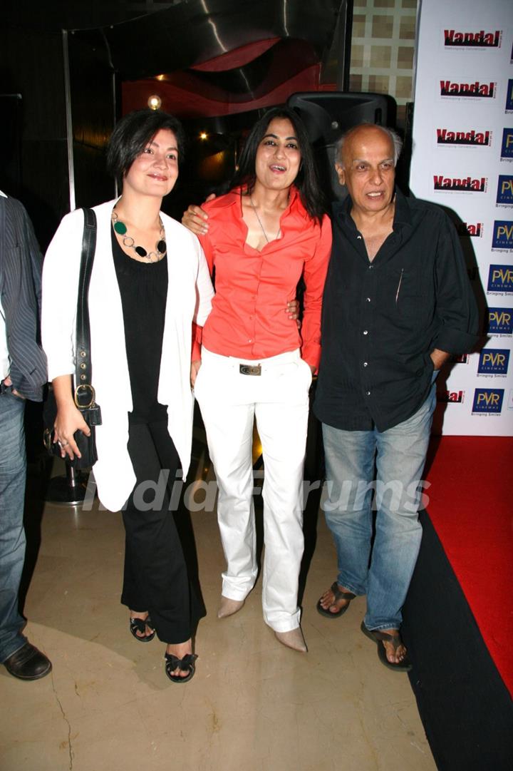 Pooja Bhatt, Sabrina and Mahesh Bhutt at Ismail Darbar''s music for film The Unforgettable at PVR, in Mumbai