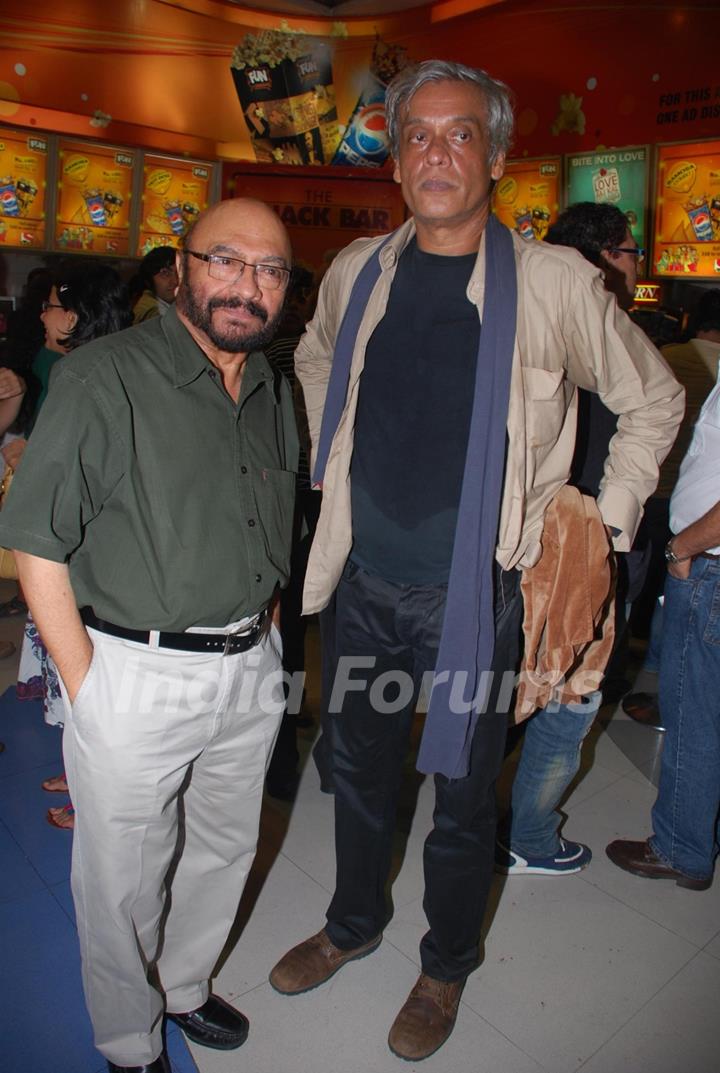 Govind Nihalani with Sudhir Mishra at Sikandar Premiere