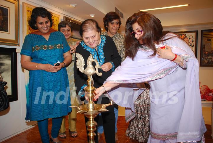 Dimple Kapadia at Bina Aziz art event at Juhu, in Mumbai