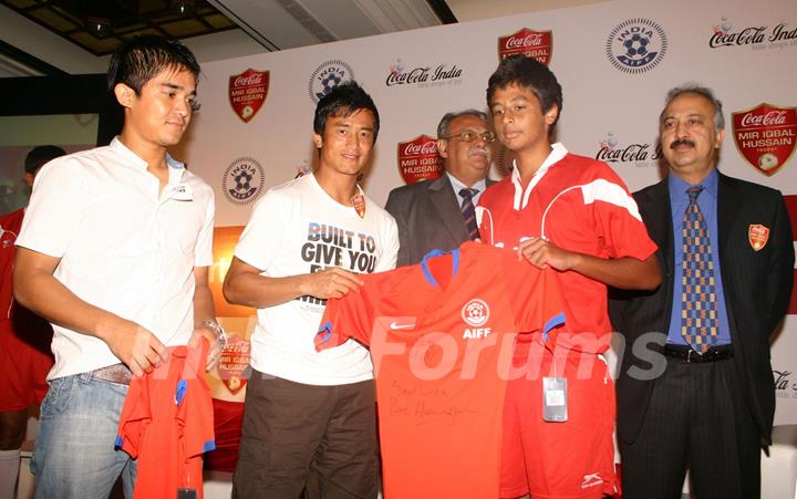 Baichung Bhutia and Sunil Chhetri at the announcement of Coca-Cola India''s partnership with the All India Football Federation for the &quot;Coca-Cola Mir Iqbal Hussain Trophy&quot;, in New Delhi on Tuesdayi 1 Sep 2009