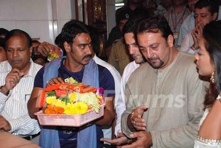 Ajay Devgn,Sanjay Dutt,Mugdha Godse and Fardeen Khan at Siddhivinayak Temple