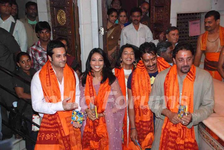 Ajay Devgn,Sanjay Dutt,Bipasha Basu,Mugdha Godse and Fardeen Khan at Siddhivinayak Temple